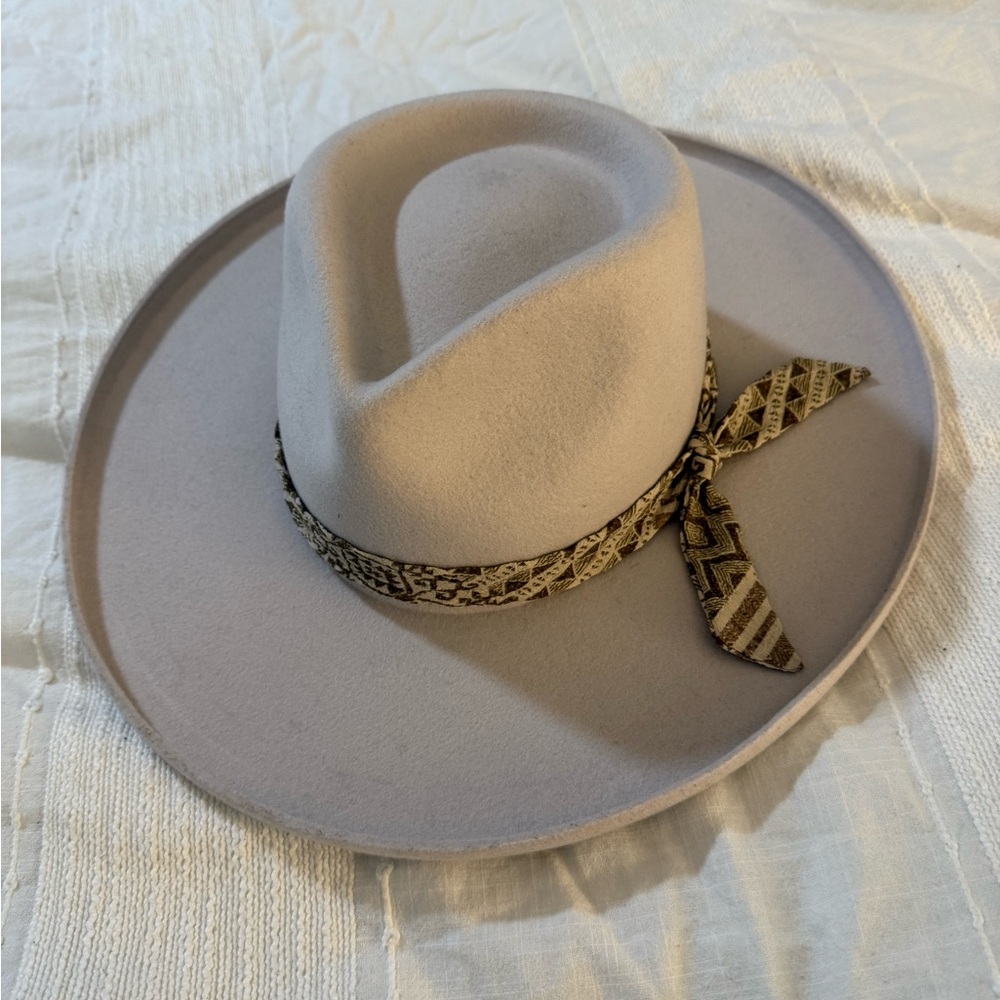 Western beige hat from buckle